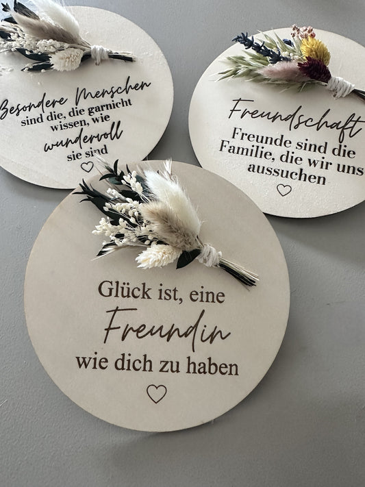 persönliches Geschenk beste Freundin | Holzscheibe mit Gravur und Trockenblumenstrauß