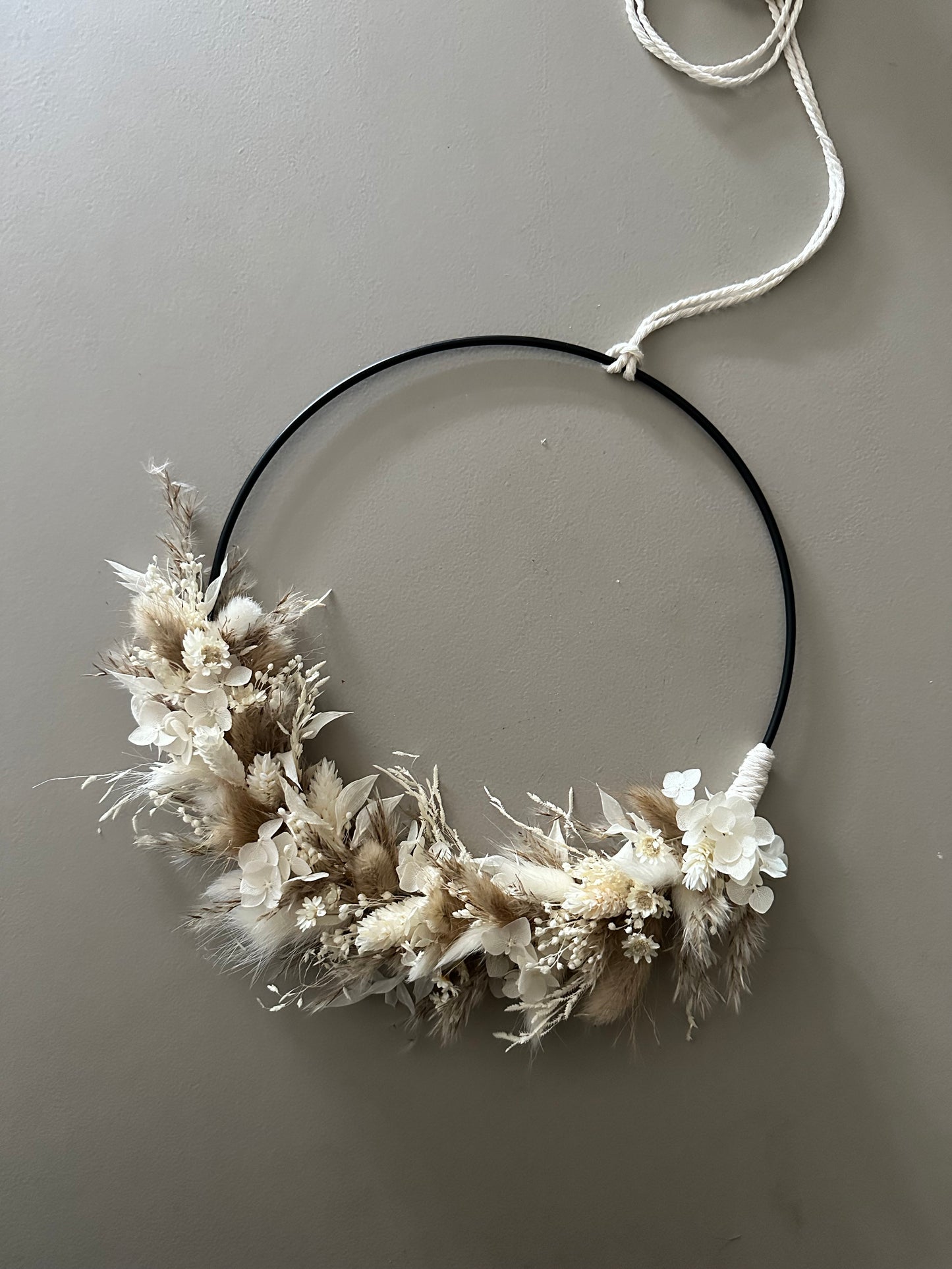 Wreath of dried flowers white, beige and natural