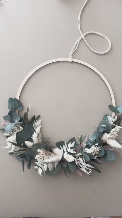 Wreath of dried flowers white, beige and natural